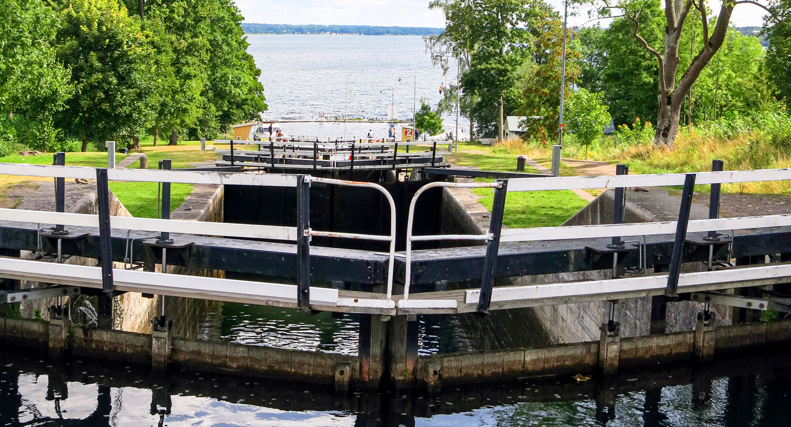 Nu blir det åka av! Slusstrappan i Borenhult ser onödigt spännande ut uppifrån …