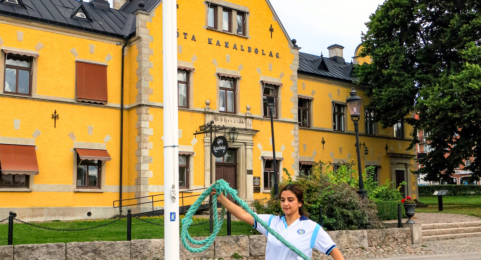 Göta kanalbolag, som tidigt förstod värdet av att komplettera båtturismen med cykelbanor och ställplatser, har sitt vackra huvudkontor i Motala hamn.