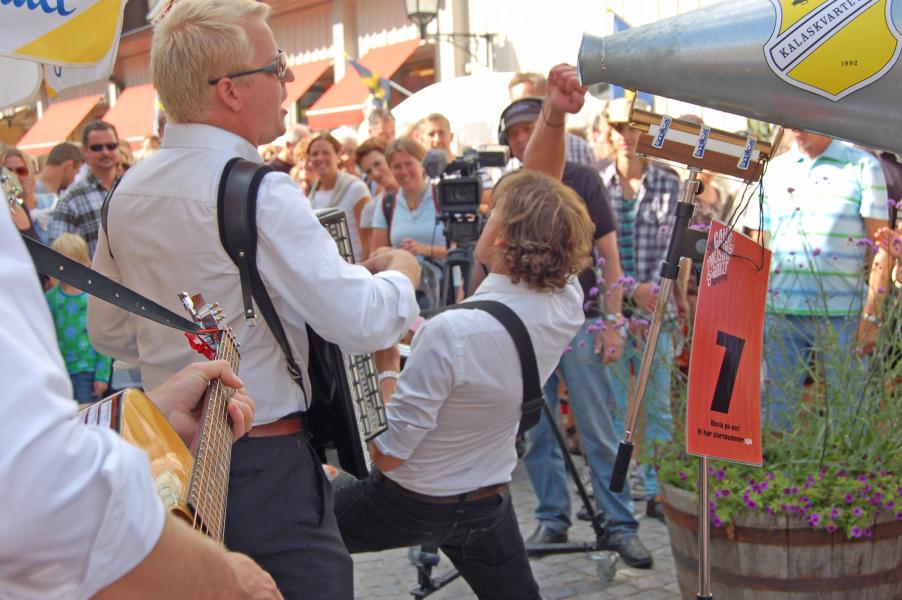Folkfest i Mariefred när gatumusikanter intar staden