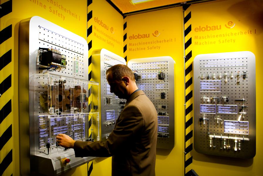 Tätt med robotar på Svenska mässan