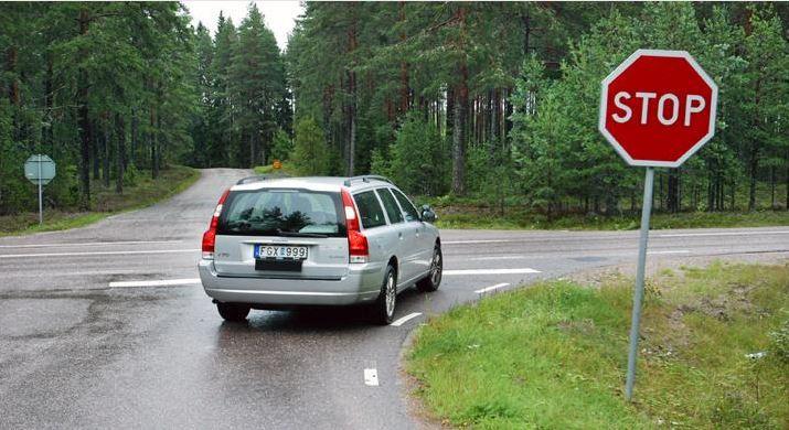 En av tre stannar inte vid stoppskylt