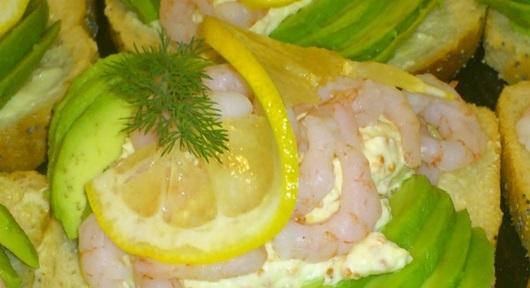 Smörgås med avocado, grädde och stenbitsrom