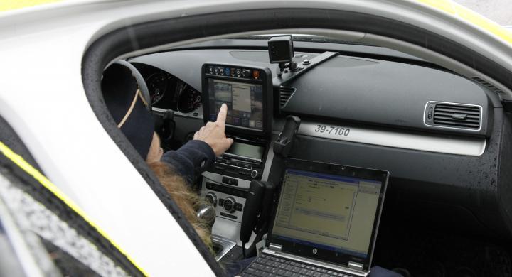 Polisen Carin Bauer visar hur ANPR fungerar i praktiken.