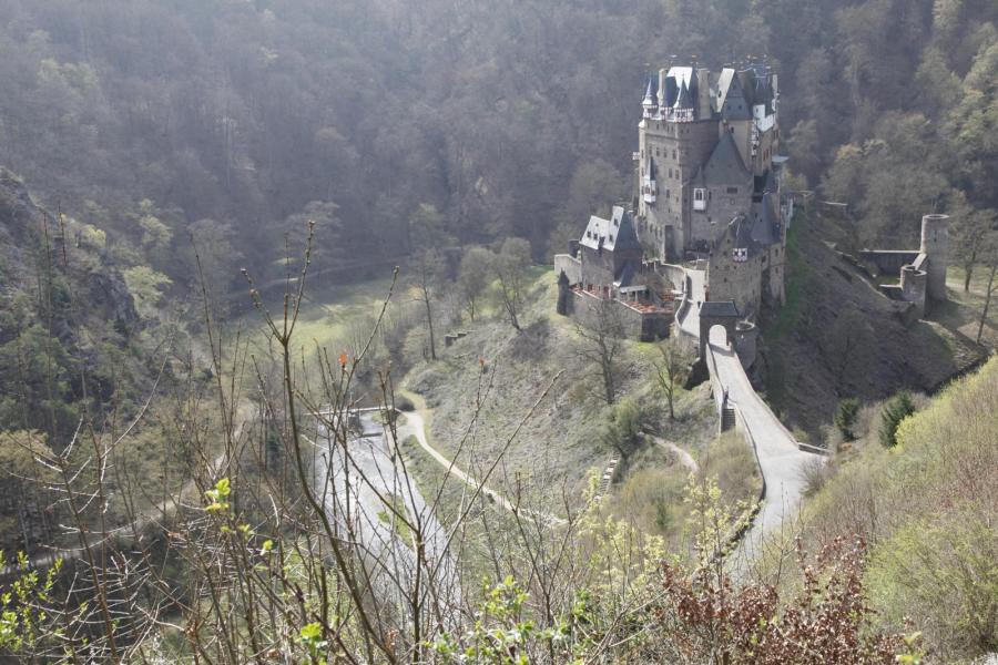 Borgen blickar majestätiskt ner över Mosel