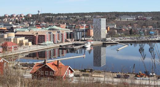 Markarbetena är i full gång. Området vid den gamla varvskajen ska bli nytt besöksnav i Örnsköldsviks inre hamn men inte så snabbt som planerat.