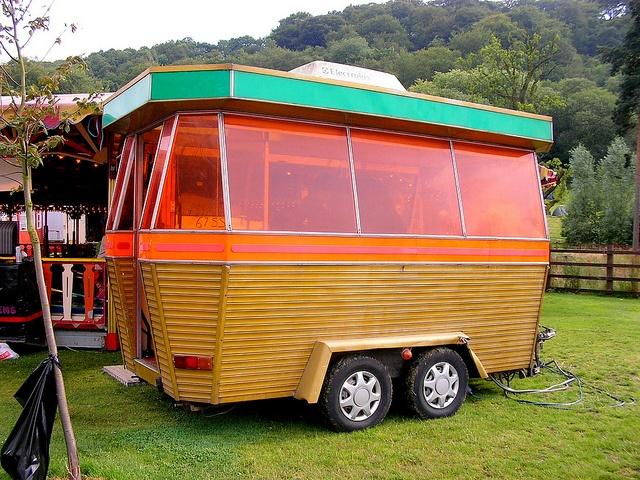 Färggrann husvagn