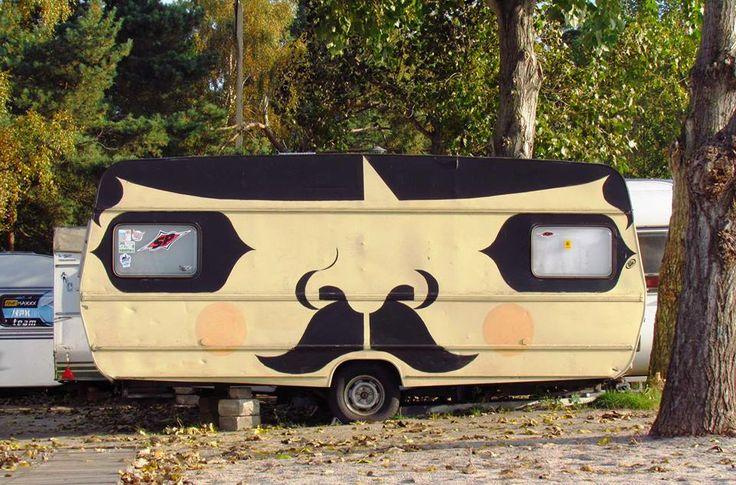 En vagn med mustasch