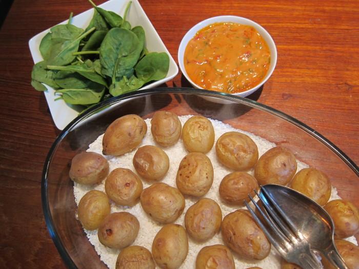 Saltbakad potatis med röd aioli