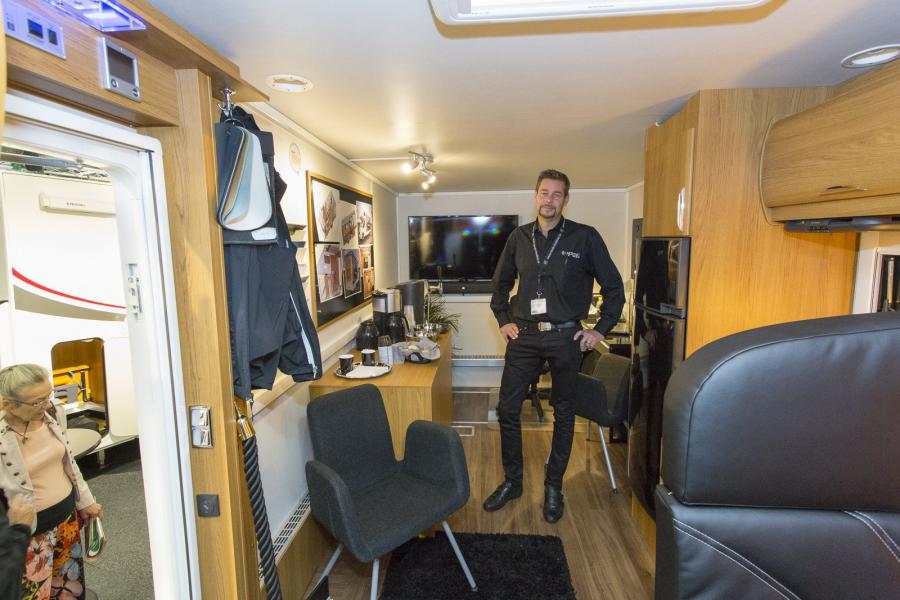 Per Grödevik visar stolt upp Nordics husbil med kontorsmiljön i centrum