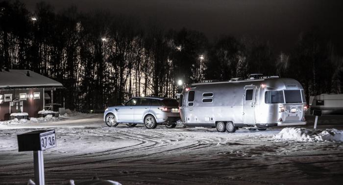 Range Rover Sport Hybrid fick bekänna färg under en husvagnssemester i Arjeplog.