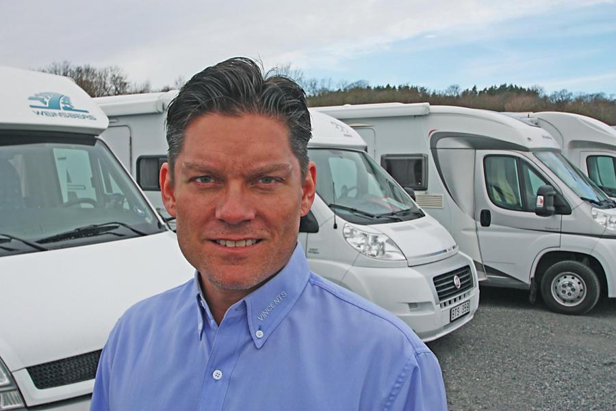 Vincent Schaffler framför några av husbilarna som är till salu
