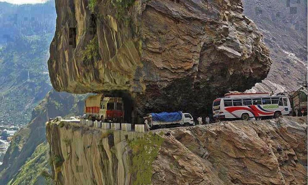 Den här vägen som lär vara Karakoram highway är vårt eget förslag på en galen väg. Tycker du den platsar?