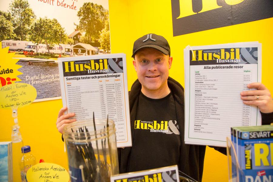 Vår testchef, Mikael Galvér, poserar stolt med listorna över både tester och resmål vi publicerat eftersom du kan köpa äldre nummer av tidningarna i vår monter!