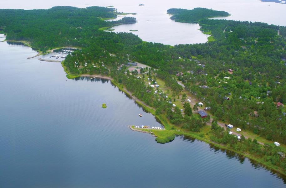 Campingen på Oknö ligger naturskönt vid vattnet
