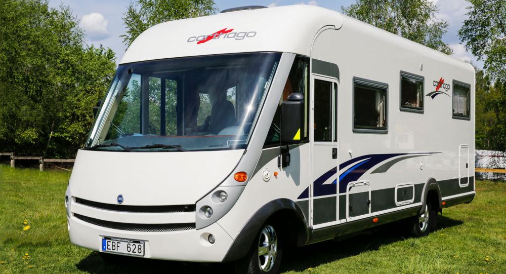 På campingplatsen tar man enkelt ut och in både stolar och bord från det stora garaget längst bak i bilen.