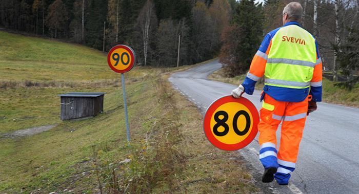 Omskyltning från 90 till 80 pågår just nu i Sverige.