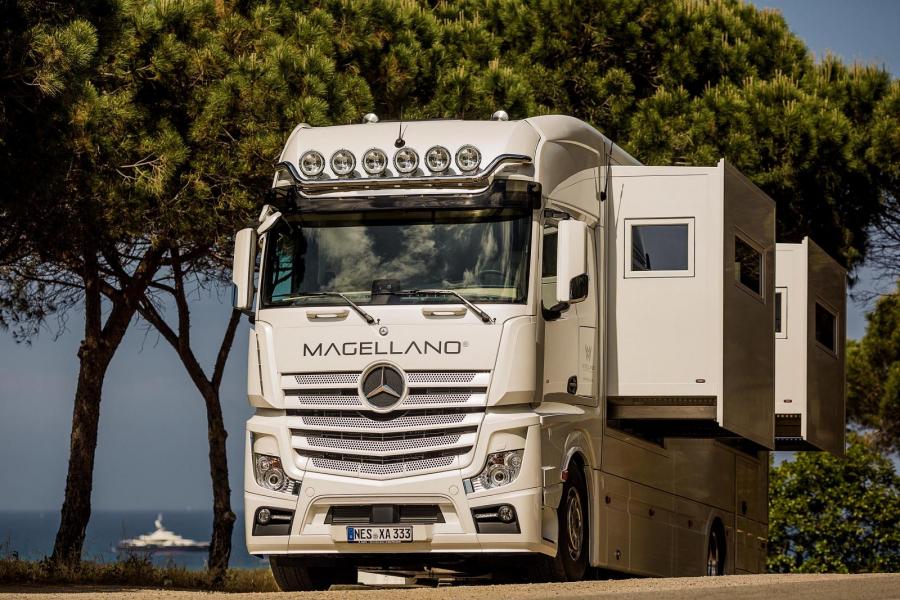 Lyxliner byggd på Actros med två Slide-Outs