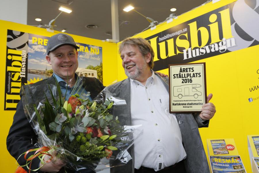 Klas Hjärtstam poserar tillsammans med vår chefredaktör Mikael Galvér i vår monter på mässan Caravan Stockholm