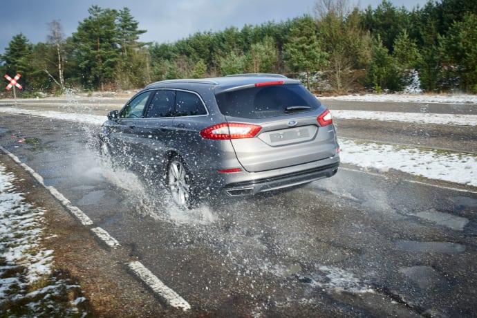 Ny crowdsourcing-teknologi från Ford hjälper bilförare upptäcka potthål
