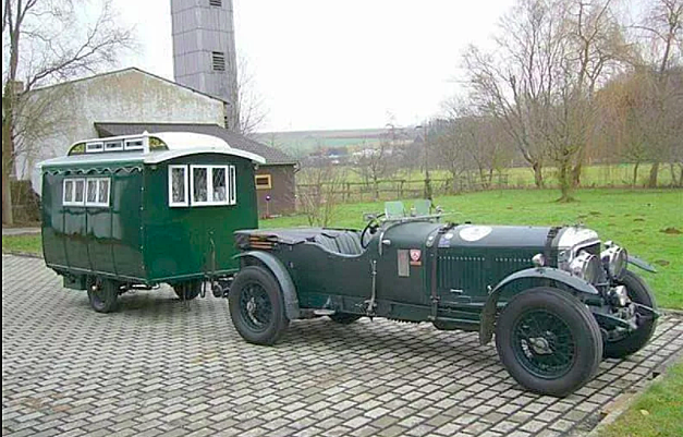 Åttaliters Bentley med tidstypisk husvagn