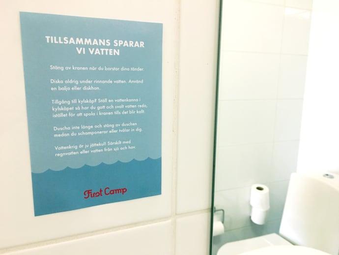 Dessa klistermärken pryder väggarna på de svenska campingarna