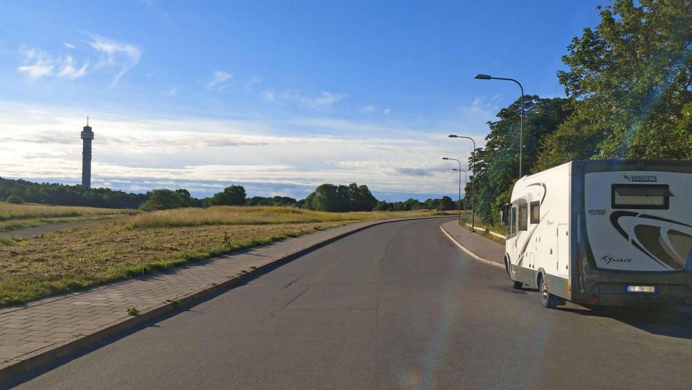 Lugnt och skönt nästan mitt i huvudstaden. Parkering längs gatan framåt.