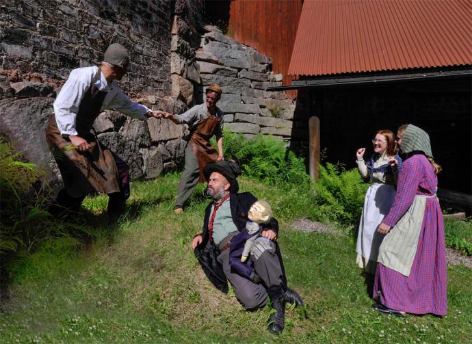 Löa guidar hytta med teater
