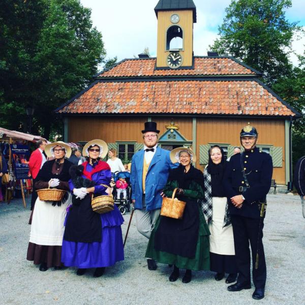 Som vanligt lägger MYS-båtar till i hamnen, T-Forden är på plats, Torparmor och Tanterna minglar runt i stan.