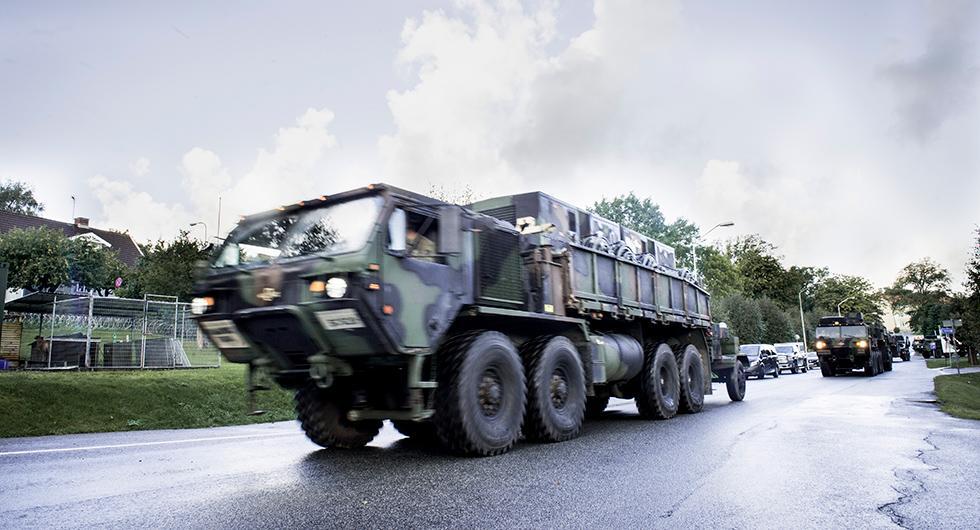 Aurora 17 är den största försvarsövningen i Sverige på 20 år. Förutom att militären övar i luften och till sjöss kommer de även nyttja vägar för transport.
