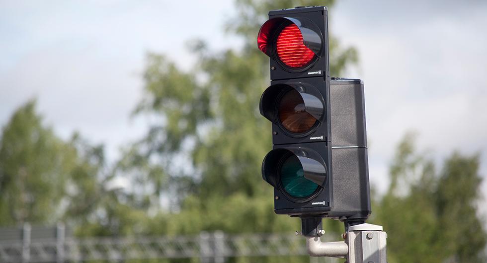 Konsumentorganisation för bilister har undersökt regelefterlevnaden vid trafikljus. Mest laglydiga trafikanter finns i Falköping. Men se upp för fotgängare och cyklister i Falun och akta dig för bilister i Hässleholm.