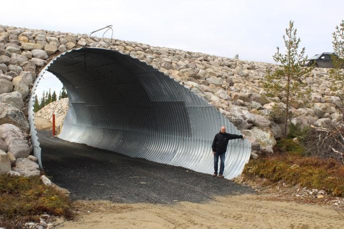 Torsten Byström, projektledare för Lofsdalen Masterplan 2.0 framför den nya skidtunneln