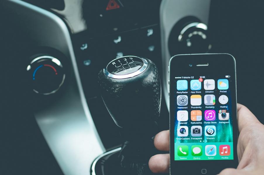 Mobilen diagnostiserar bilen