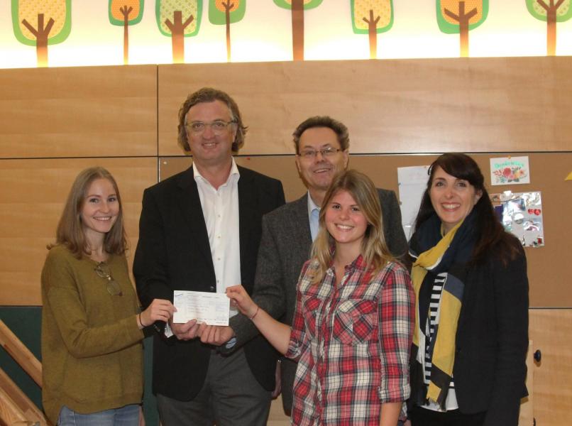 Hemmets föreståndare Stephan Dauer och kollegorna Larissa Frey och Lucia Gartner är mycket glada över donationen som Robert Strauß (andra fr. v.) och Katrin Baron (höger) överlämnade i början av november 2017.