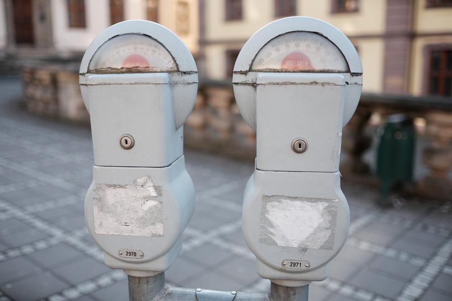 Någon som minns dessa? Nu är det knappt möjligt att betala p-avgiften med kontanter och i stället krävs en smartphone när apparna breder ut sig.