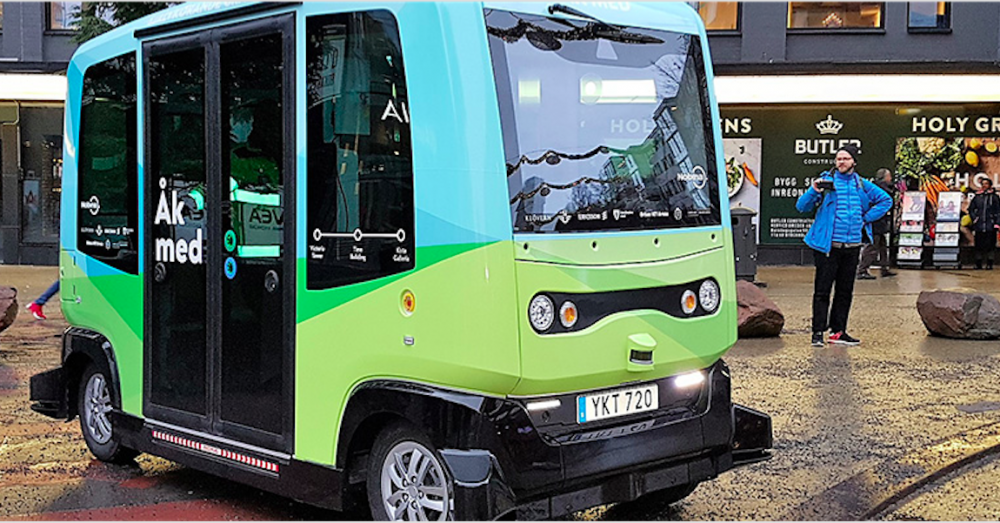 Självkörande buss utanför mässan