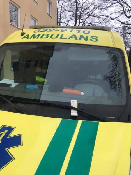 Ambulans under utryckning fick p-bot
