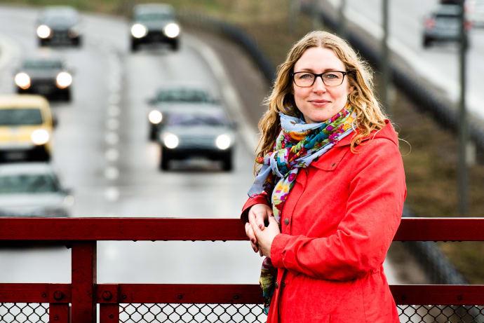 Ellen Grumert framför en närmast köfri väg