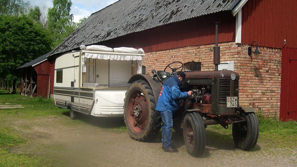 Han har gjort det med traktor och husvagn