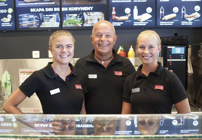 Johan Modig, Circle K Kristineholm i Alingsås, med personal som idag utsetts till Årets station.