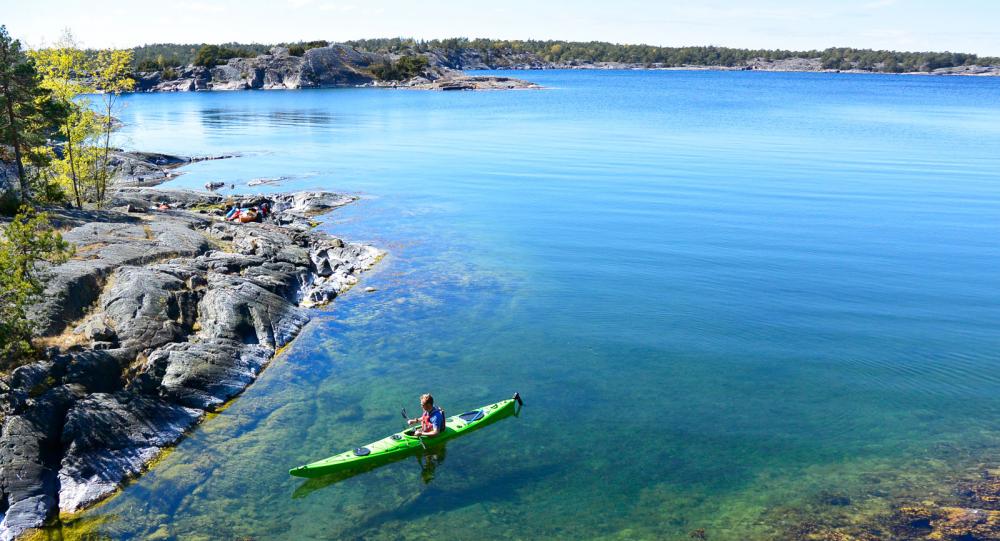 Kristallklart vatten och öde skär hör våren och hösten till.