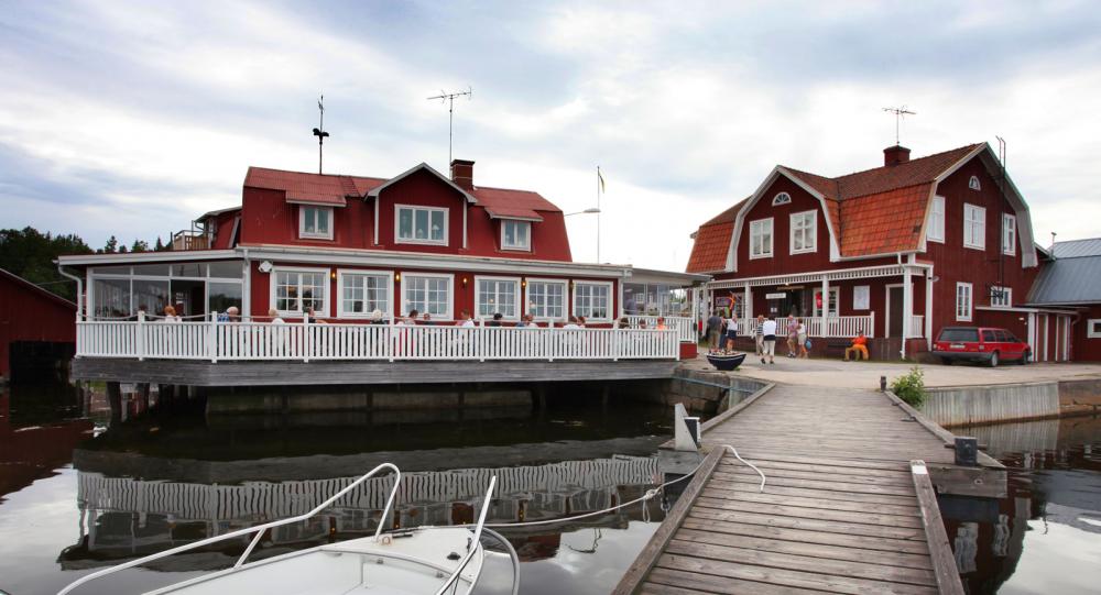 Havsnära fiskrestaurangen Albertina med hantverksboden Albert mittemot.