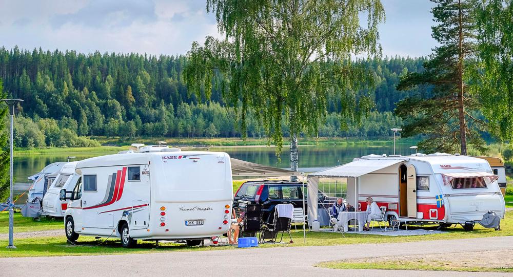 Husbilar och husvagnar samsas om den fantastiska utsikten.