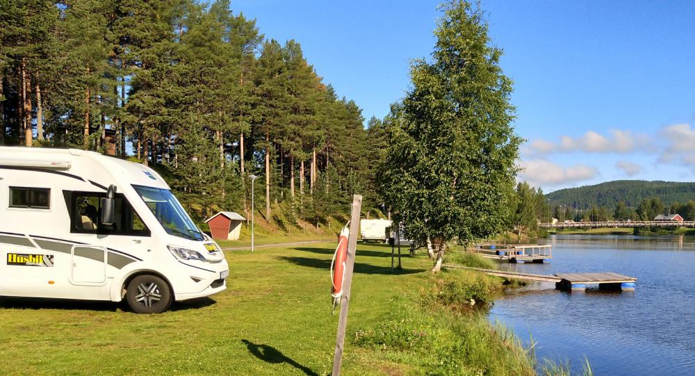 Campingen vid Granö Beckasin har i huvudsak bara strandtomter vilket tilltalar både fiskare och badare.
