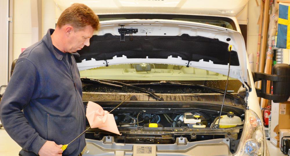 Kolla både nivån och färgen på motoroljan då det kan avslöja en del om motorns skick.