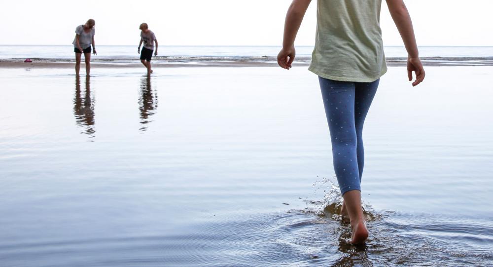 Hilda uppskattar att kavla upp byxbenen och uppleva strandlinjens alla djur.