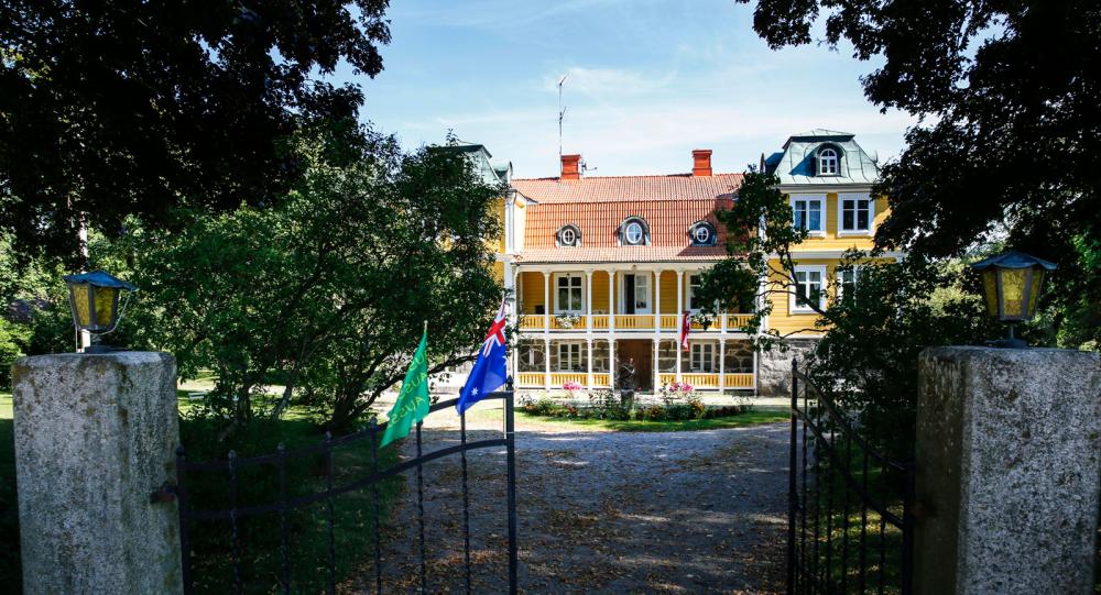 Huvudbyggnaden på gården. Lika fint som ett slott, som delägaren Per Brunberg säger.