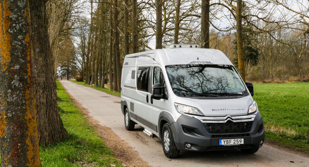 Pössl Roadstar 600 W är byggd på en Citroen Jumper. Man kan också köpa samma bil som byggs på en Fiat Ducato.