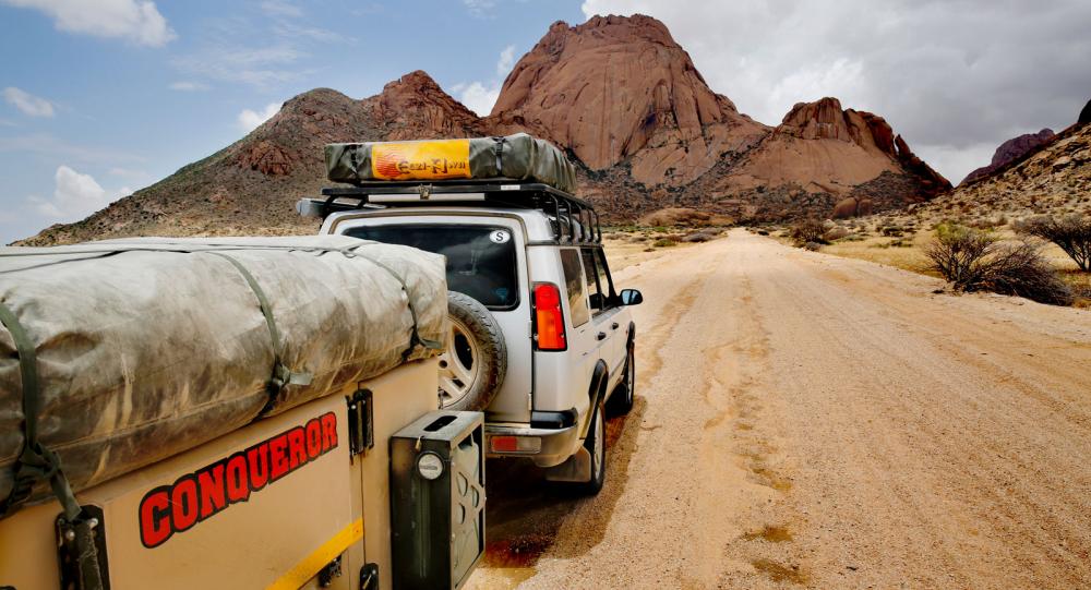 Spitzkoppe är en serie med sockertoppskullar mitt ute i platta Namibia.