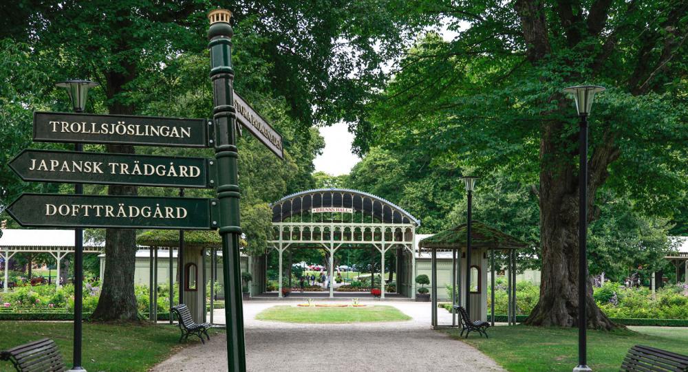 Pampig entré och utgång från Brunnsparken.