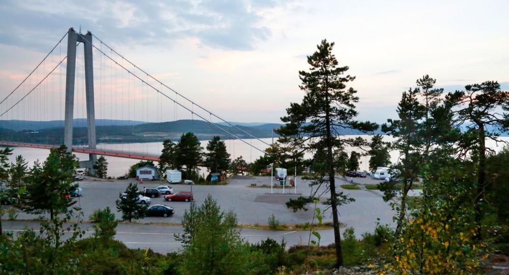 Med utsikt mot Höga kustenbron